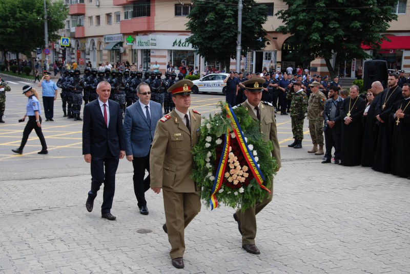 https://www.cjd.ro/storage/comunicate-de-presa/03-06-2021/3983/ziua-eroilor-marcata-astazi-in-piata-tricolorului-din-targoviste-10.jpg