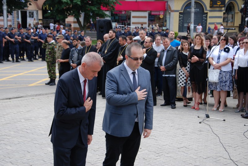 https://www.cjd.ro/storage/comunicate-de-presa/03-06-2021/3983/ziua-eroilor-marcata-astazi-in-piata-tricolorului-din-targoviste-13.jpg