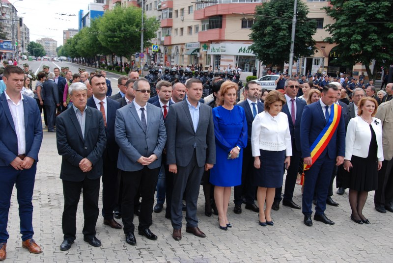 https://www.cjd.ro/storage/comunicate-de-presa/03-06-2021/3983/ziua-eroilor-marcata-astazi-in-piata-tricolorului-din-targoviste-23.jpg