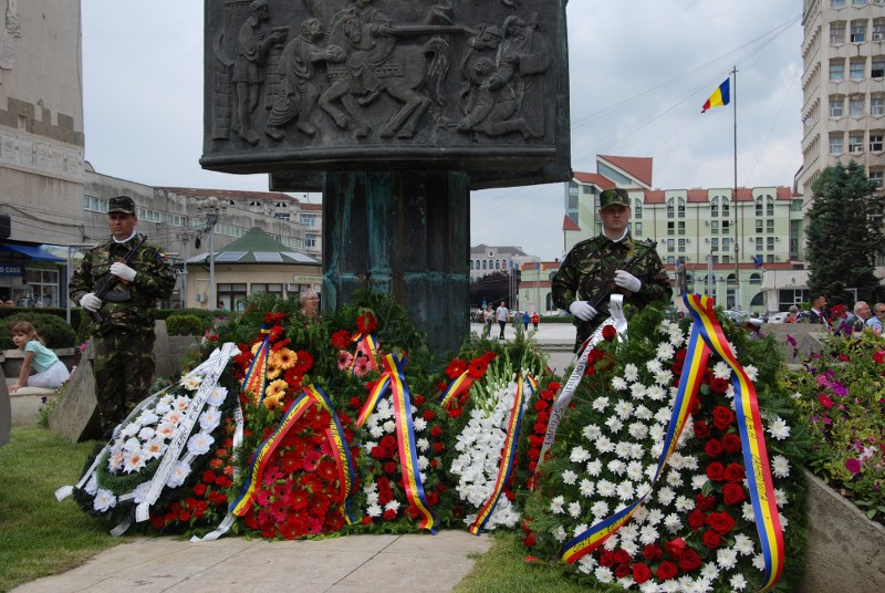 https://www.cjd.ro/storage/comunicate-de-presa/03-06-2021/3983/ziua-eroilor-marcata-astazi-in-piata-tricolorului-din-targoviste-24.jpg