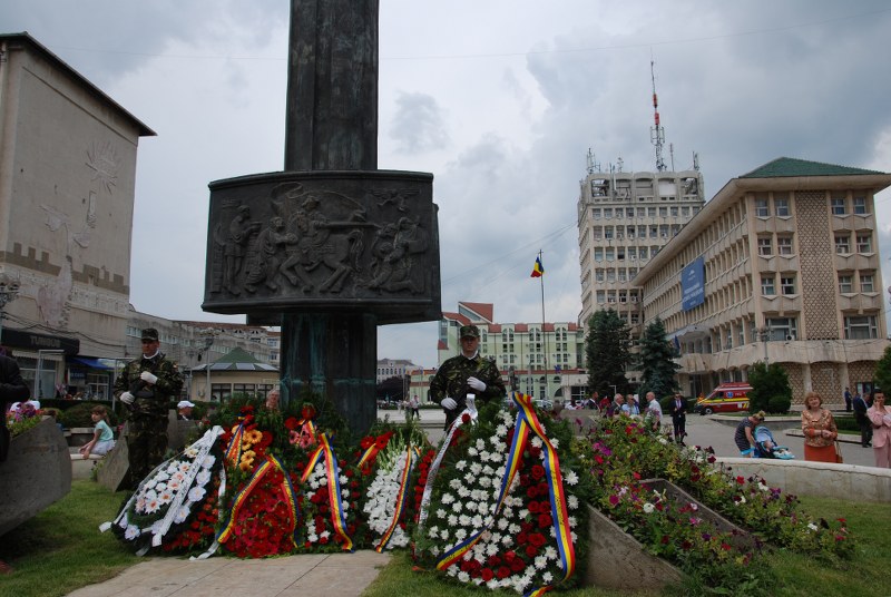 https://www.cjd.ro/storage/comunicate-de-presa/03-06-2021/3983/ziua-eroilor-marcata-astazi-in-piata-tricolorului-din-targoviste-25.jpg