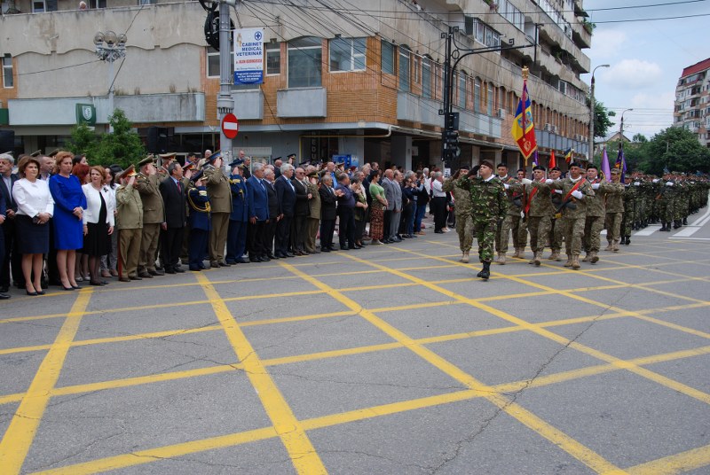 https://www.cjd.ro/storage/comunicate-de-presa/03-06-2021/3983/ziua-eroilor-marcata-astazi-in-piata-tricolorului-din-targoviste-28.jpg