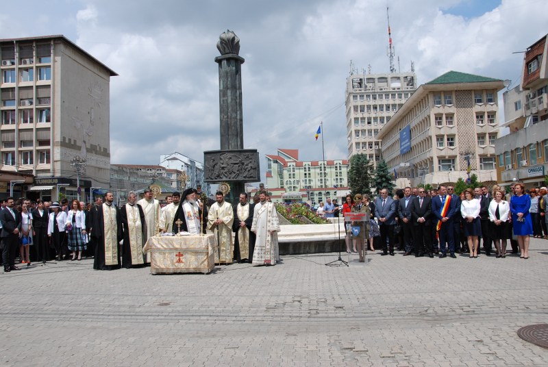 https://www.cjd.ro/storage/comunicate-de-presa/03-06-2021/3983/ziua-eroilor-marcata-astazi-in-piata-tricolorului-din-targoviste-42.jpg