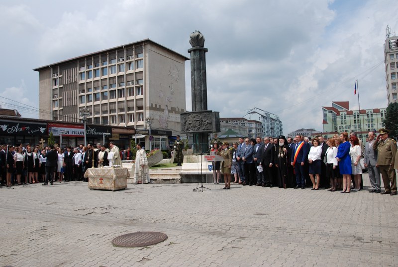 https://www.cjd.ro/storage/comunicate-de-presa/03-06-2021/3983/ziua-eroilor-marcata-astazi-in-piata-tricolorului-din-targoviste-46.jpg
