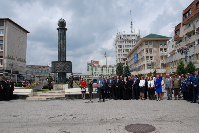 https://www.cjd.ro/storage/comunicate-de-presa/03-06-2021/3983/ziua-eroilor-marcata-astazi-in-piata-tricolorului-din-targoviste-53.jpg