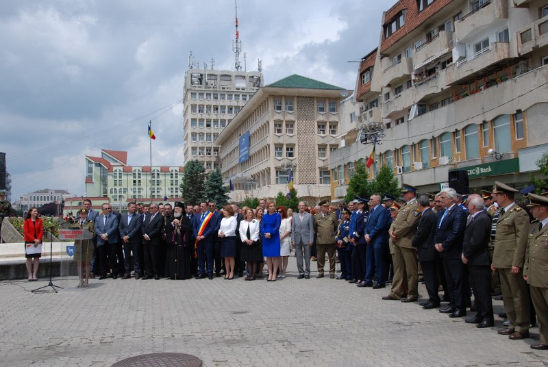 https://www.cjd.ro/storage/comunicate-de-presa/03-06-2021/3983/ziua-eroilor-marcata-astazi-in-piata-tricolorului-din-targoviste-56.jpg