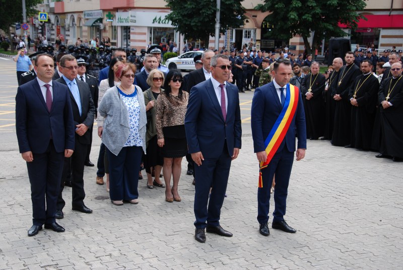 https://www.cjd.ro/storage/comunicate-de-presa/03-06-2021/3983/ziua-eroilor-marcata-astazi-in-piata-tricolorului-din-targoviste-9.jpg
