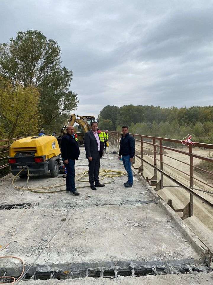  Începând cu 7 octombrie 2021, au fost reluate lucrările de la podul peste râul Argeș, din comuna Corbii Mari
