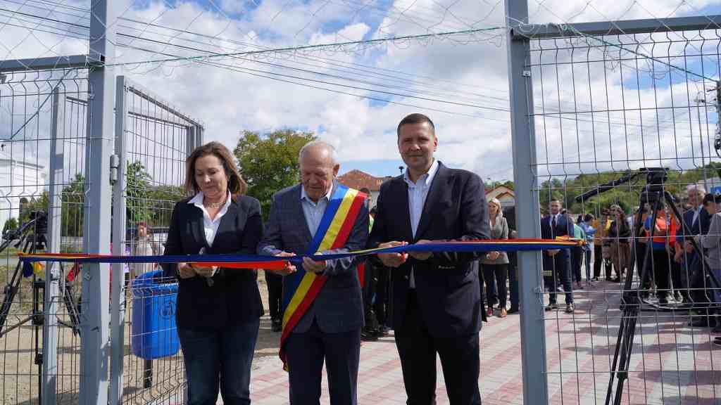  Un nou teren de sport multifuncțional și-a deschis, astăzi, porțile în comuna Hulubești